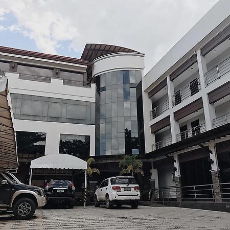 Peridot Suites Davao Stadt Exterior foto