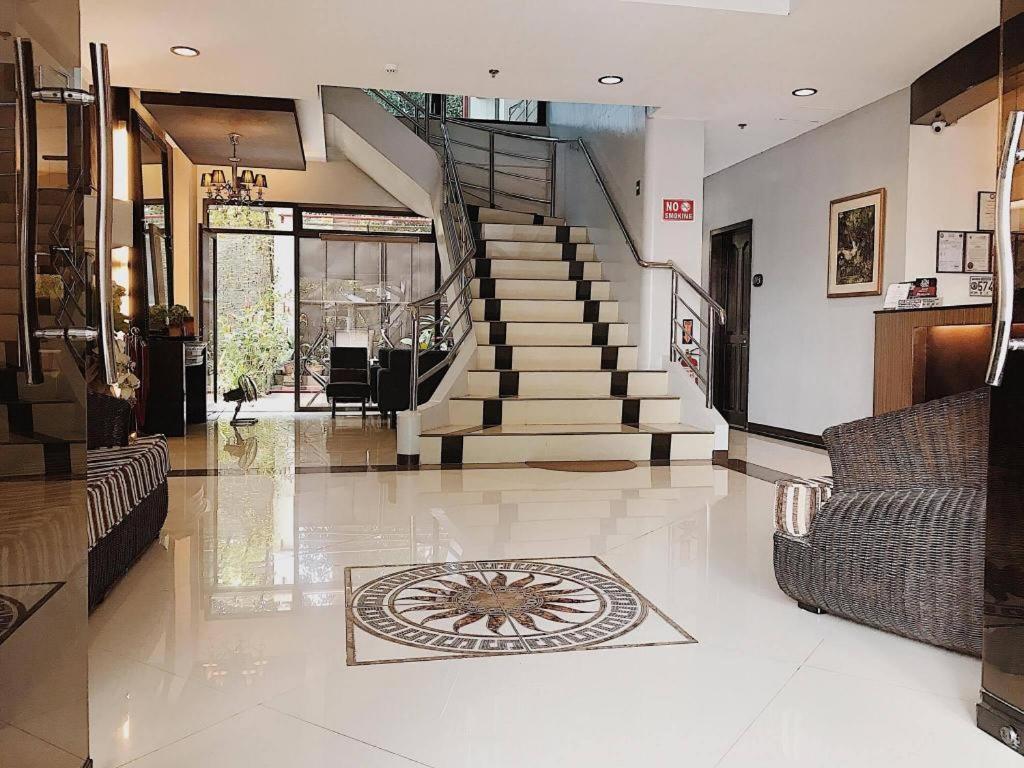 Peridot Suites Davao Stadt Exterior foto