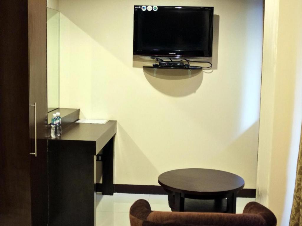 Peridot Suites Davao Stadt Exterior foto