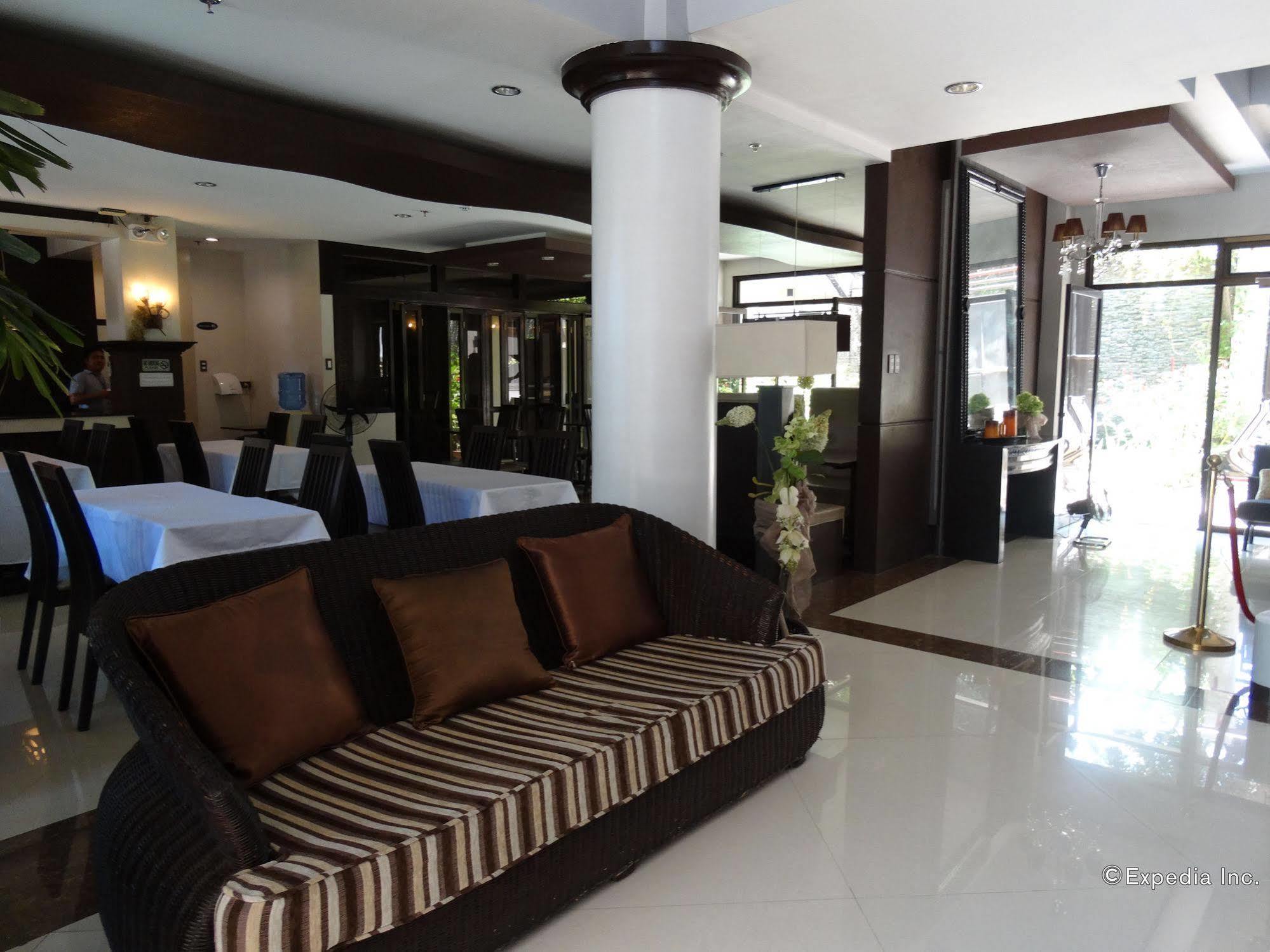 Peridot Suites Davao Stadt Exterior foto