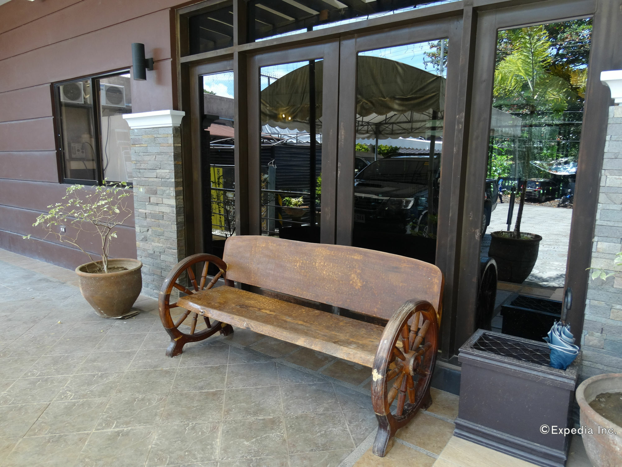 Peridot Suites Davao Stadt Exterior foto